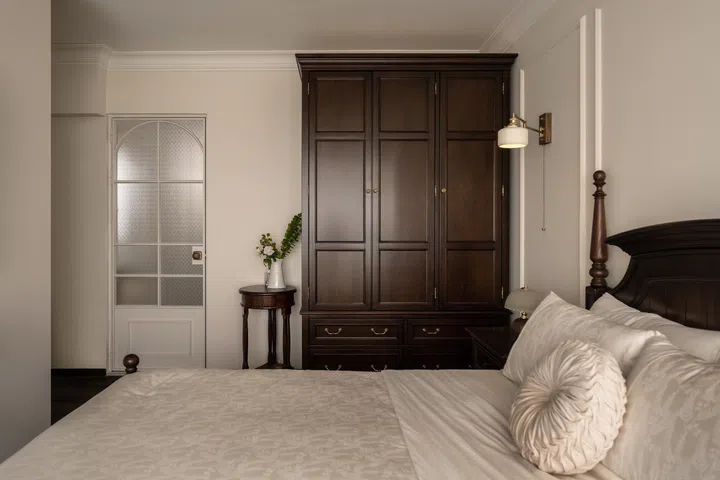 The door leading from the Master to the En Suite.