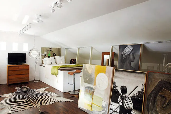 The art gallery in the loft area also serves as a guestroom. Adorned with the owner’s exquisite artworks, the space is used to entertain family and guests during dinner parties too.