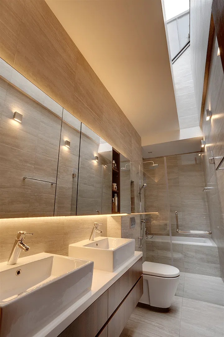 Even in the master bathroom, Ai Tiong incorporated a six metre-high skylight to allow natural light into the space. Wall lights at intermediate heights accentuated the volume, while offering illumination at night.