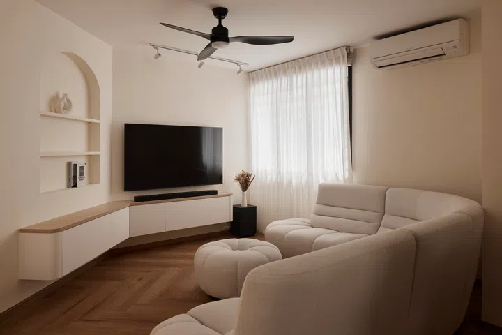 Designed with comfort in mind, the living room is bright and airy by day, with soft curves and warm oak tones setting a relaxed mood.
