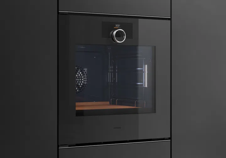 Gaggenau’s new Minimalistic Series seamlessly integrates dark, handleless glass fronts and subtle proximity-activated lighting with concealed haptic controls to offer a sleek, ultra-clean aesthetic designed for handleless, fully concealed luxury kitchens.