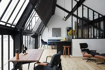 The black-brown furniture matches the black architectural details.