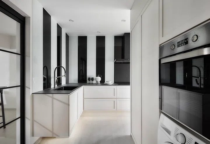 Daniel kept the design of the kitchen functional bu just as tasteful as the rest of the home. 