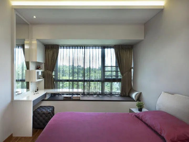 In this condo unit with bay windows at Waterfront Waves in Bedok, the interior designers at Space Factor took advantage of the natural light streaming in by customising a vanity and study table at one end of the bay window.