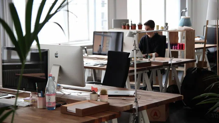 12 Office Desk Feng Shui Tips for Career Success (Photo Pexels Marc Mueller)