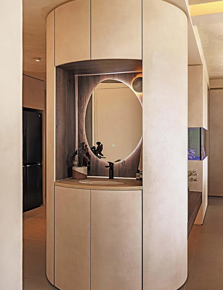 Moving the wash
basin into the
corridor outside
the common
bathroom allows
guests access
to the wash
basin even when
the common
bathroom is
occupied.