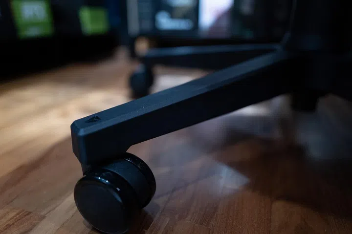 The wheelbase of the Secretlab Titan Evo Lite (pictured close up above) is also made of a Nylon composite material, instead of aluminium.