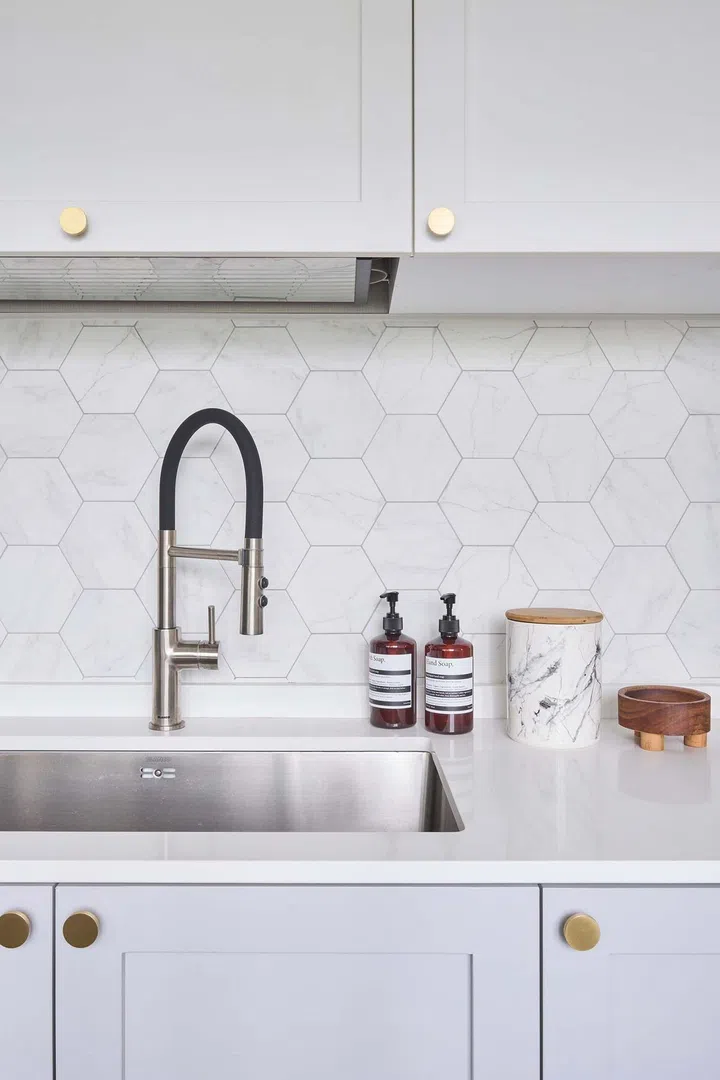 minimalist and aesthetically pleasing kitchen counter