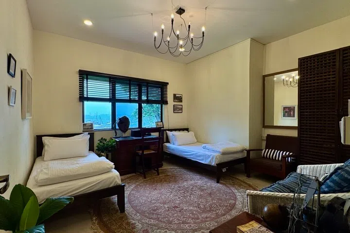 Personal touches define this sea-view twin room: the chandelier was relocated from Clarence’s first home, while a replica hawksbill turtle shell on the desk nods to the area’s rich naval and marine heritage.