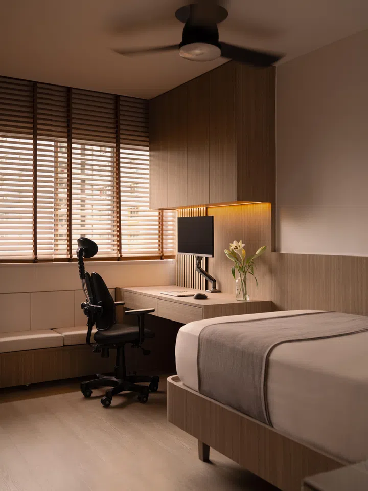 The S-curvilinear ceiling is repeated in the study, while the vertical slatted detailing echoes the cylindrical column in the living room