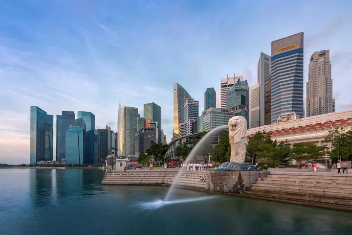 The Merlion fountain and Singapore skyline. Merlion is a famous Attraction of Singapore. Photo 123RF