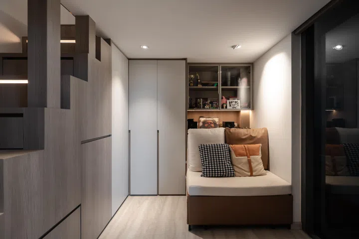 Designed across two levels, the shared bedroom gives the siblings distinct sleeping zones while making efficient use of the room’s vertical volume.