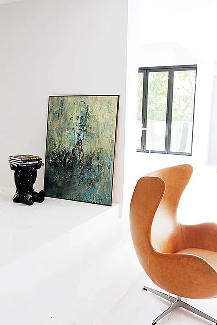 Mindful not to have their home look like a gallery, artwork and artefacts are strewn casually on the floor rather than framed or put in display cases. This allows them to be switched around easily, too.