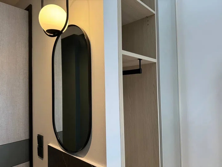 Separate wash basin infront of the wardrobe at Coliwoo River Valley 268.