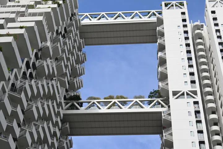 Three sky bridges connect the two blocks together, encouraging a 'street-like' interconnectedness among high-rise residents.