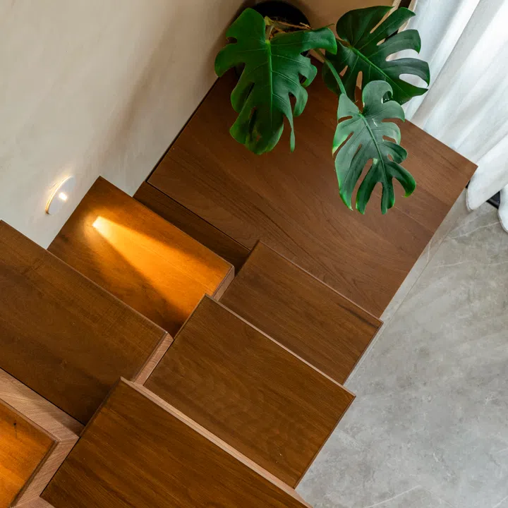 Designed as storage “witches stairs”, the compact steps combine access, display and deep storage in one element, helping the loft feel earned rather than space-hungry.