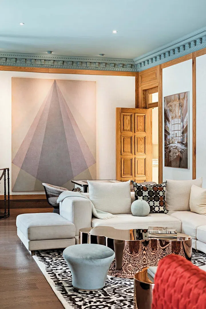 Sofia Aspe wanted to reflect her love for contemporary art and objects in this home.