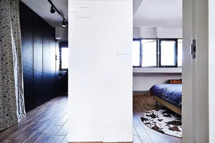 While the rest of the home is personalised with loud eclectic prints, this pillar receives the minimalist treatment. Texturised with just a handful of plain bricks, it certainly embodies the phrase, “less is more”. Interior design by Space Sense.