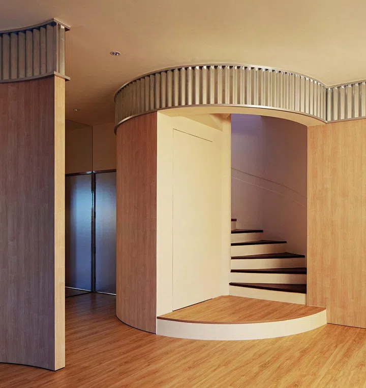 The existing
staircase was
embellished with
a metal trim at
the top for an
industrial touch.