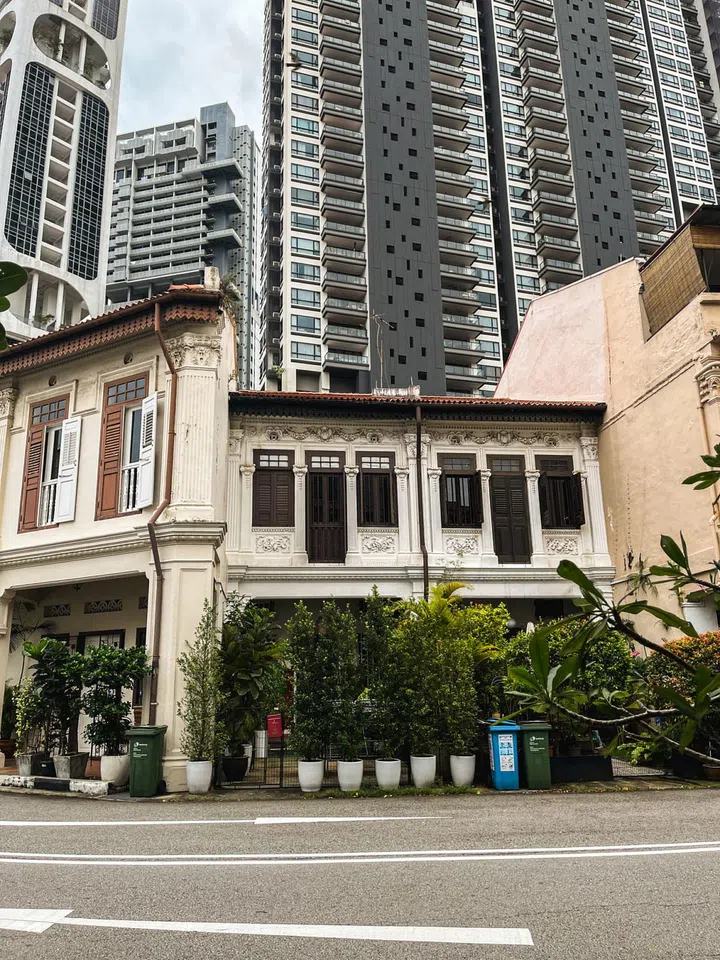Some houses have also used lots of plants to create privacy screens.