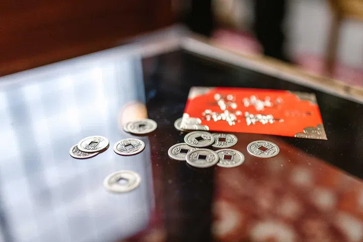 Married younger sibling give single older sibling red packets?