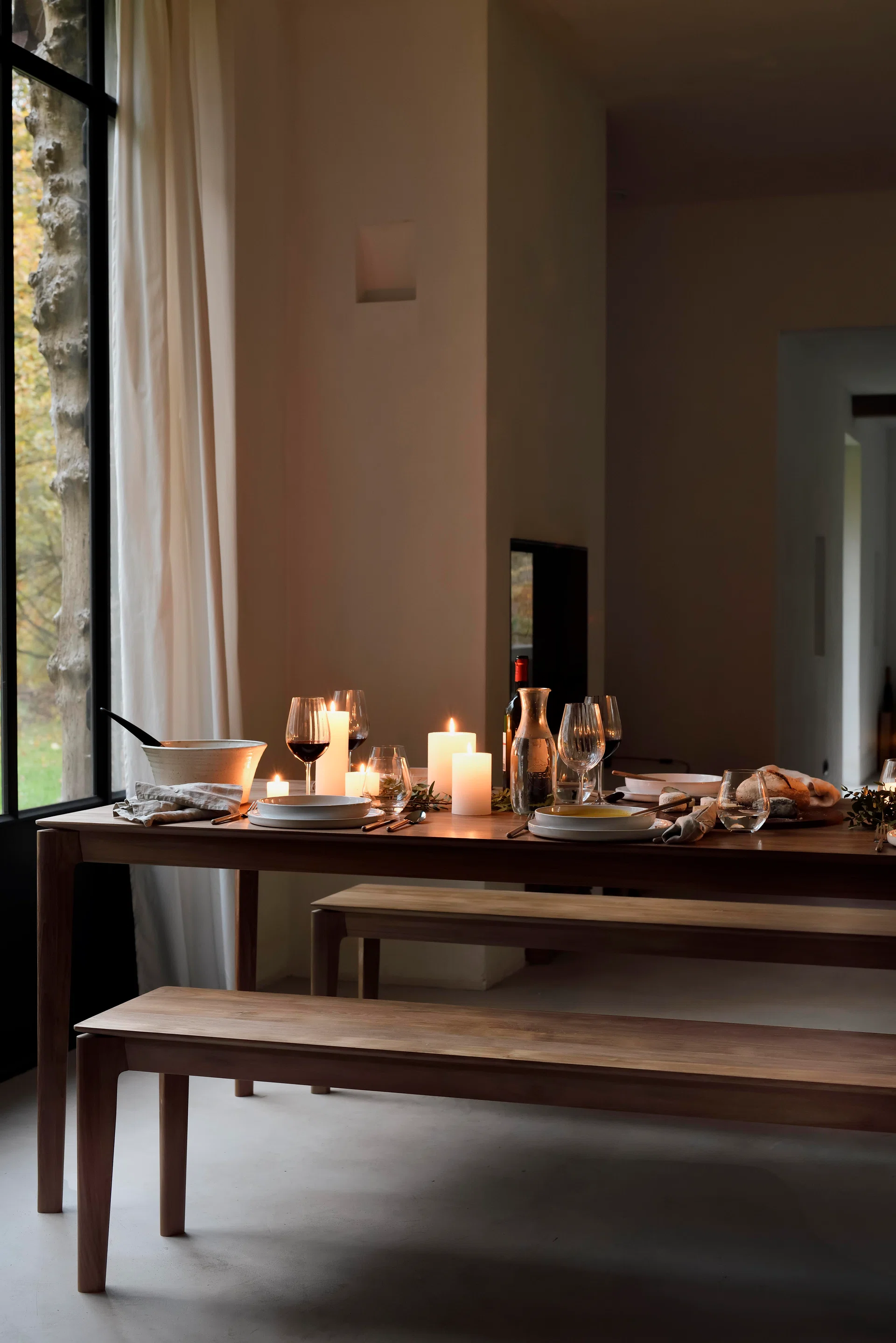 A well-planned dining setup does more than seat guests—it makes hosting feel easier, with flexible seating and comfortable circulation that supports the way people naturally gather.