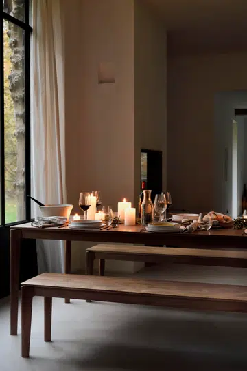 A well-planned dining setup does more than seat guests—it makes hosting feel easier, with flexible seating and comfortable circulation that supports the way people naturally gather.