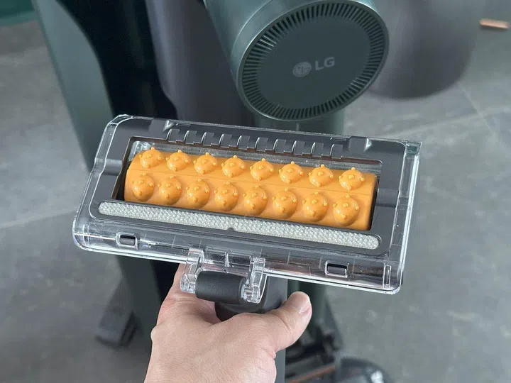 This interesting "punch head" vibrates to create an impact on your bed or sofa to surface up more dust to be sucked up.