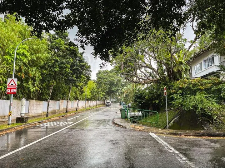 Taman Warna. Note how the houses on the right are on much higher ground. 