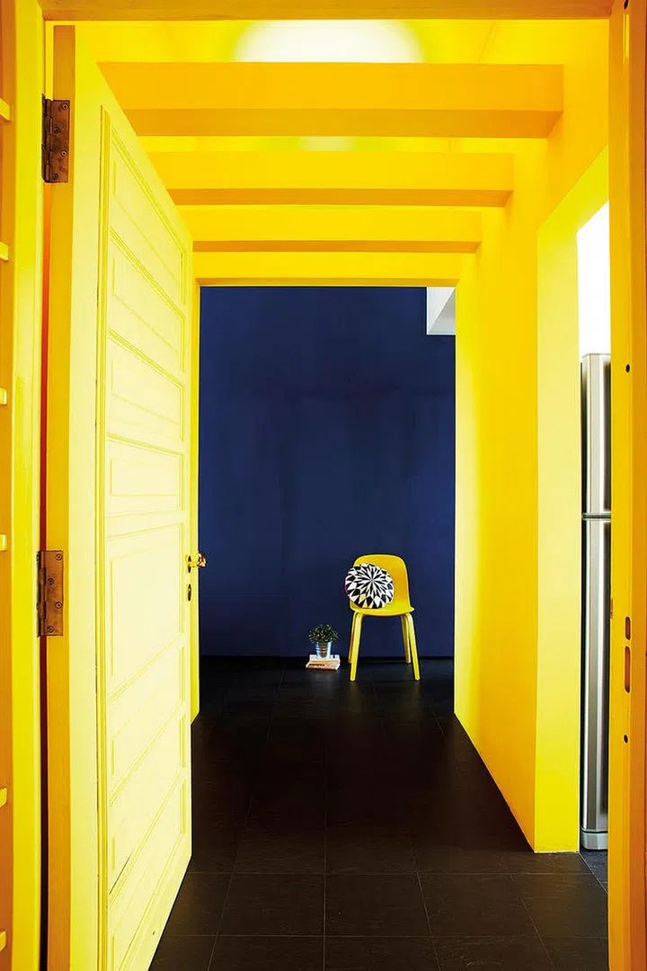 Strong colours define spaces to make an impact. Yellow – bright and warm – brings luminance. Here, it emphasises the tunnel and makes it look more welcoming.