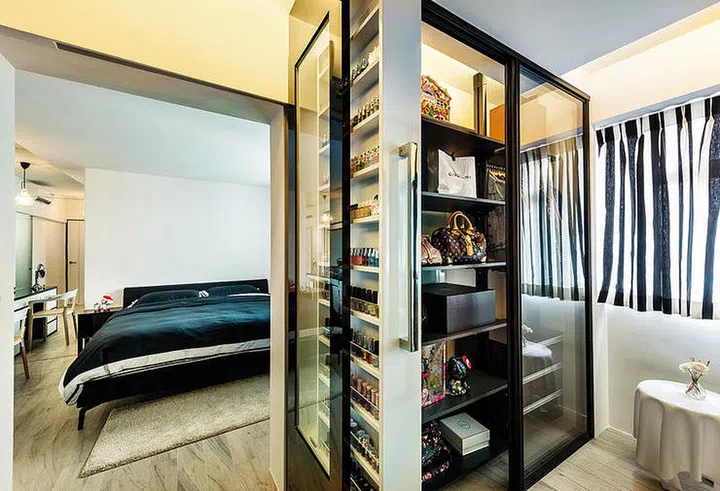 Inspired by department store beauty counters, this designer gave this homeowner a display space to hold her bags and nail polishes, keeping it free from dust with glass sliding doors. (Interior design by D5 Studio Image)