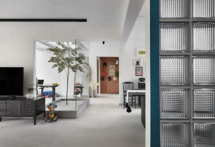 Open-concept living, study, and dining room in this 1,367 sq ft 5-room HDB at Bedok Reservoir Road. 