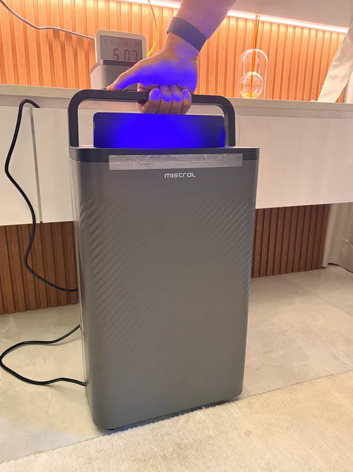 Mistral ÉlanPure 5-in-1 Smart Dehumidifier & Air Purifier (product code number MDH1603DW) comes with a top handle and wheels.