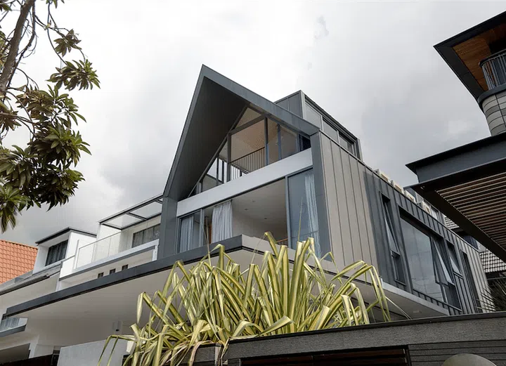 The metal pitch roof extends out from the house to double as sunshading.