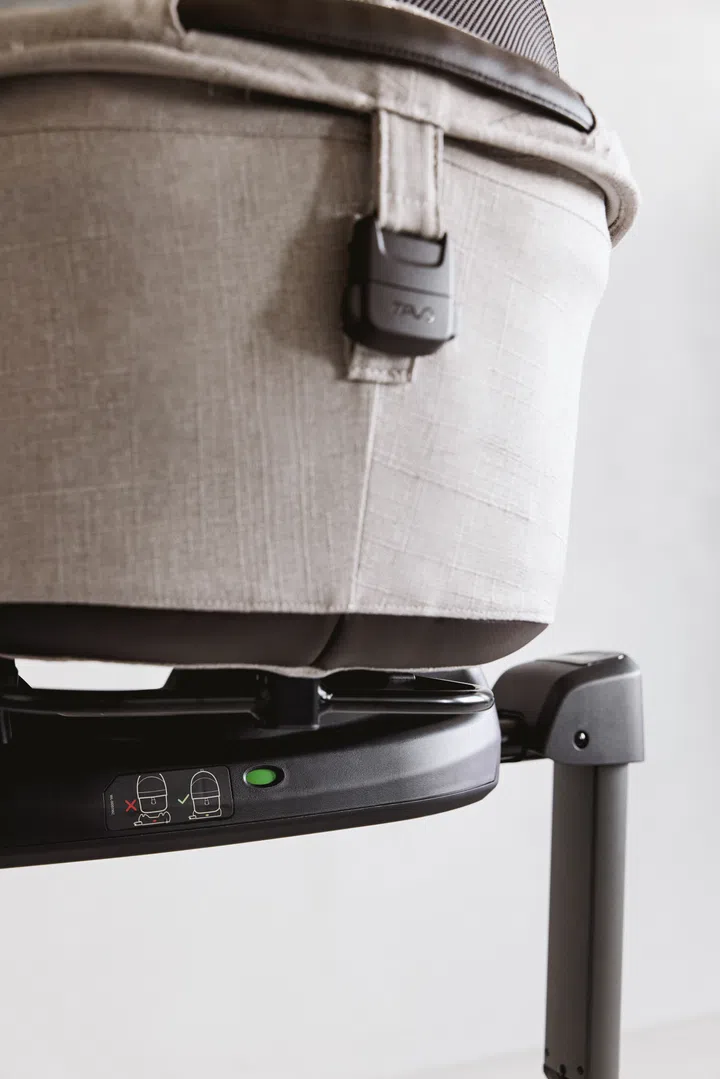 Tavo pet car seat’s stability indicator flashes green when the pet car seat is attached properly.