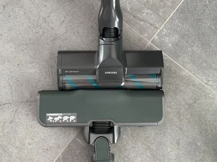 A quick comparison of the brush head width between the LG A9T-Steam and Samsung's Bespoke Jet.