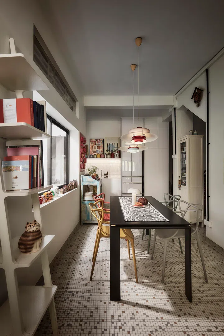 In the dining area, negative space is used deliberately to allow light, movement, and personal collections to coexist without visual clutter.