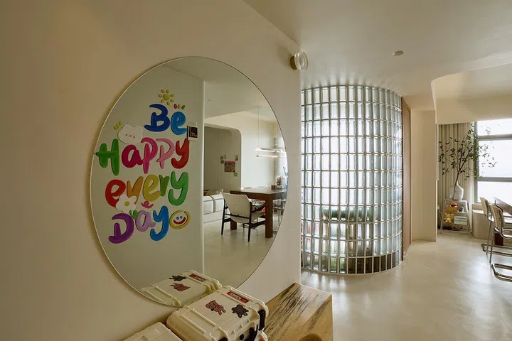 The curved glass block wall references the wavy panels of Bedok Swimming Pool from Kai’s childhood—a crafted form that honours his father’s decades in masonry while filtering light into the home.