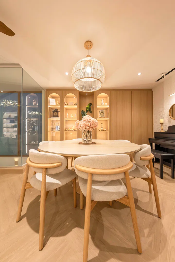 Next to the dry kitchen is the dining area. A piano in the corner completes the room.