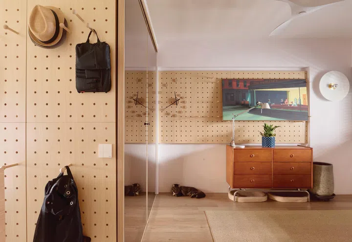 Large sliding doors replaced walls in architect interior designer Winston Lim (of Winstudio)’s 3-room HDB in Pasir Ris.