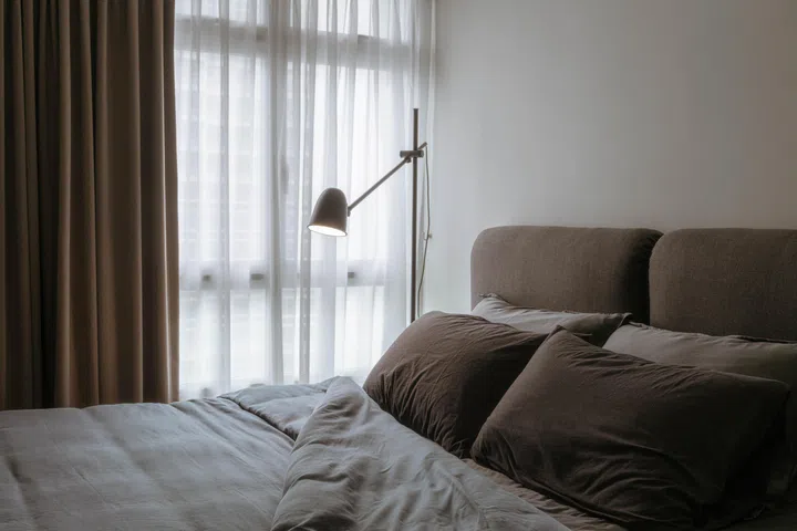 They played around with moody, warm and neutral colours, married with grey-toned hues for furniture and laminates. The overall result is intimate and cosy. 