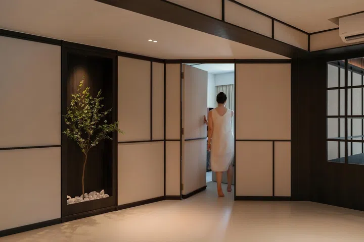 One of Si Ling’s favourite moments is revealing the hidden bedroom. Disguised as part of the feature wall, the flush door often surprises first-time visitors.