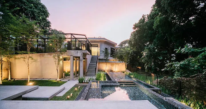 Lloyd's Inn, Singapore