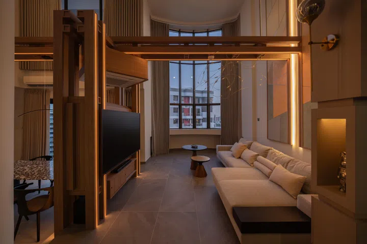 At dusk, the illuminated axial structure defines the double-volume space, bringing warmth, clarity, and calm to the home.