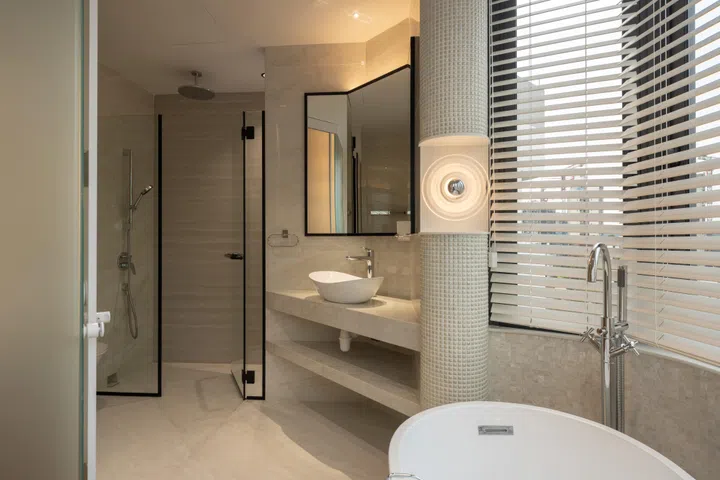 The daughter’s bathroom unfolds from a former balcony, reconfigured into an L-shaped plan organised around a 45-degree geometry.