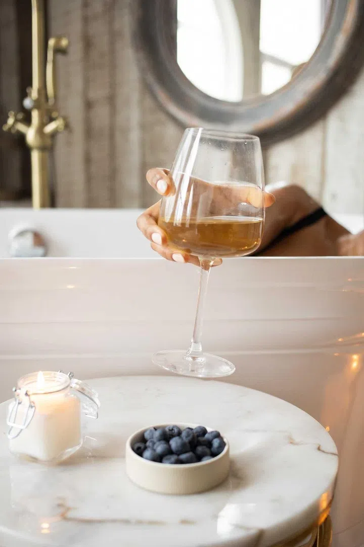 10 Home Bar Ideas: Small, modern home bar decor (Photo Pexels Monstera)