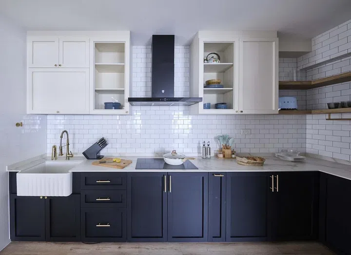 As black laminates are prone to fingerprints and marks, interior designer Sammy took extra care in selecting a black laminate that is less susceptible to fingerprints.