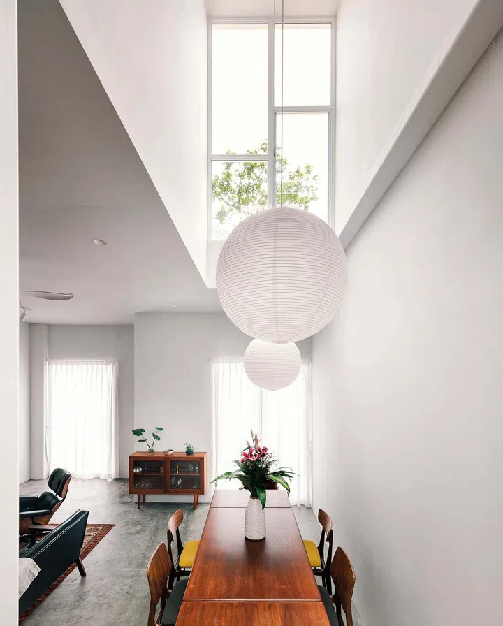 Light from the
atrium fills the
home and makes
the spaces
bright, airy and
welcoming.