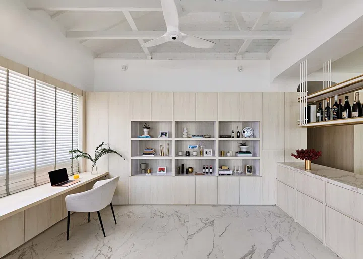 There is plenty of
built-in storage
all around the
home, such as

in the open-
concept study,

kitchen and under
the solarium
banquette.