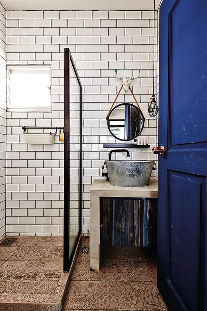 For a more rustic look, the couple decided to pair subway tiles with Peranakan-style tiles from Soon Bee Huat for the bathroom flooring.